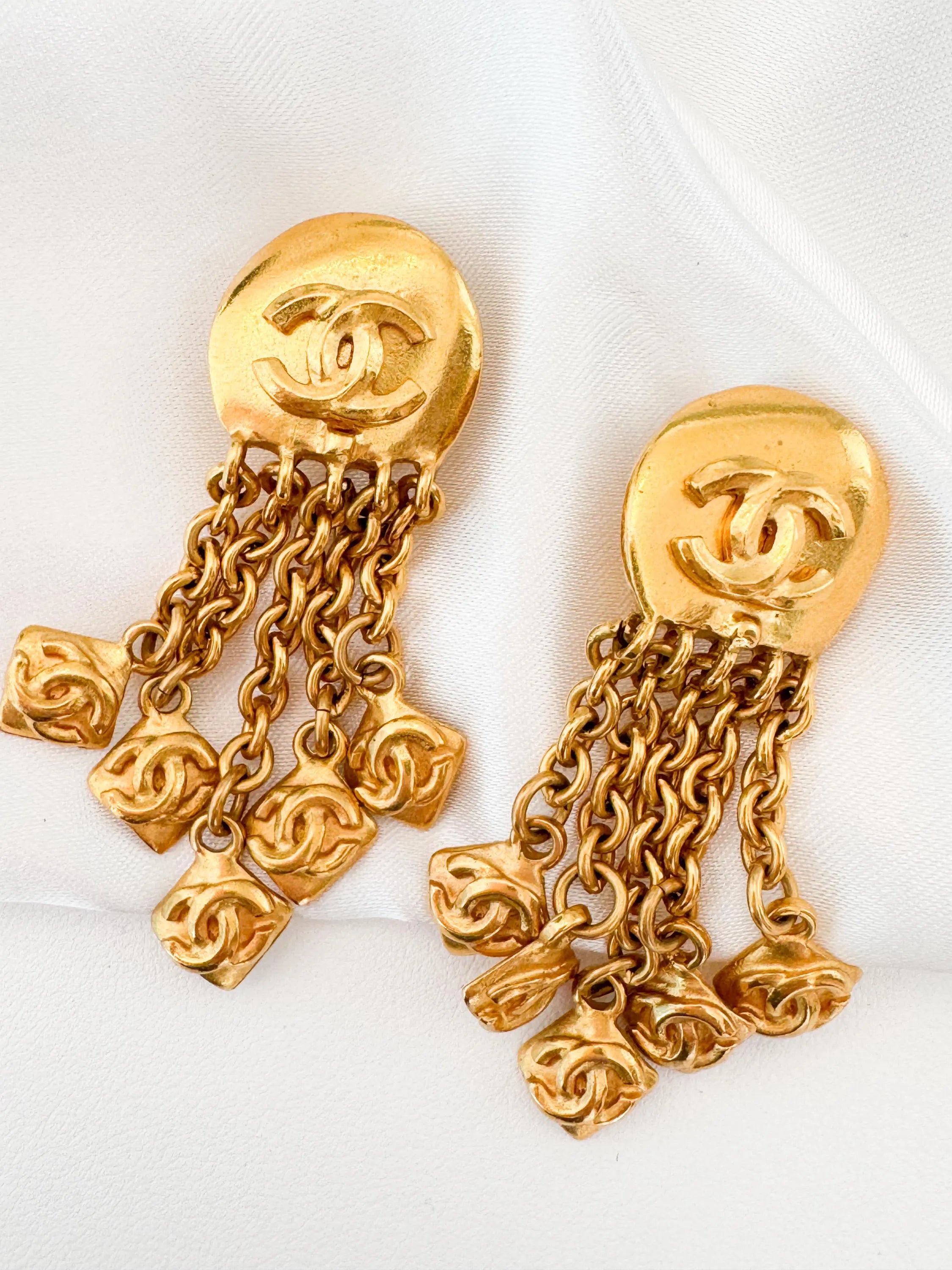 Chanel Vintage Gold CC Earrings • 1996 Collection • Clip-On Dangle • 5.3 cm • Chain Drop Logo Earrings • Signed Chanel