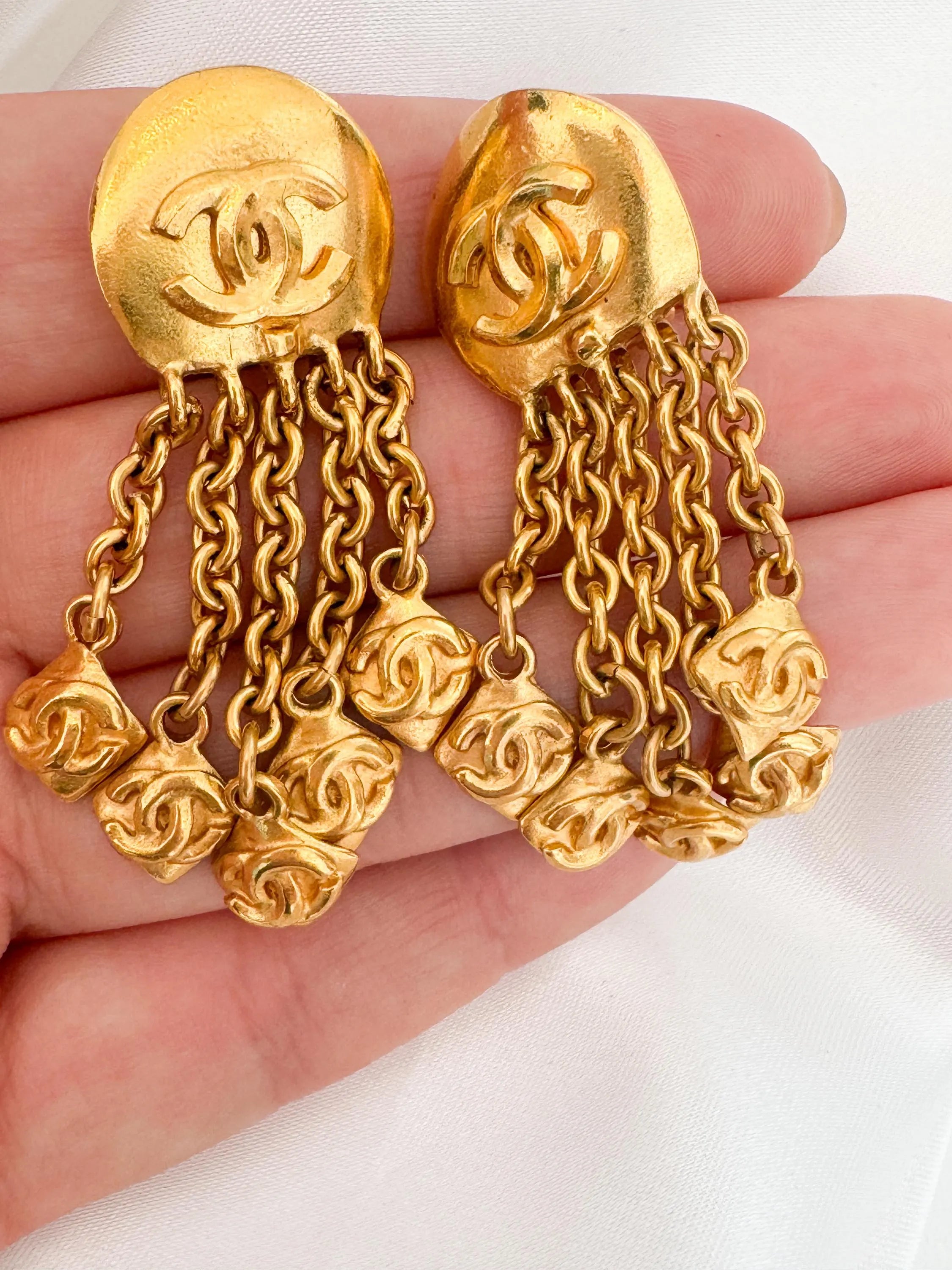 Chanel Vintage Gold CC Earrings • 1996 Collection • Clip-On Dangle • 5.3 cm • Chain Drop Logo Earrings • Signed Chanel