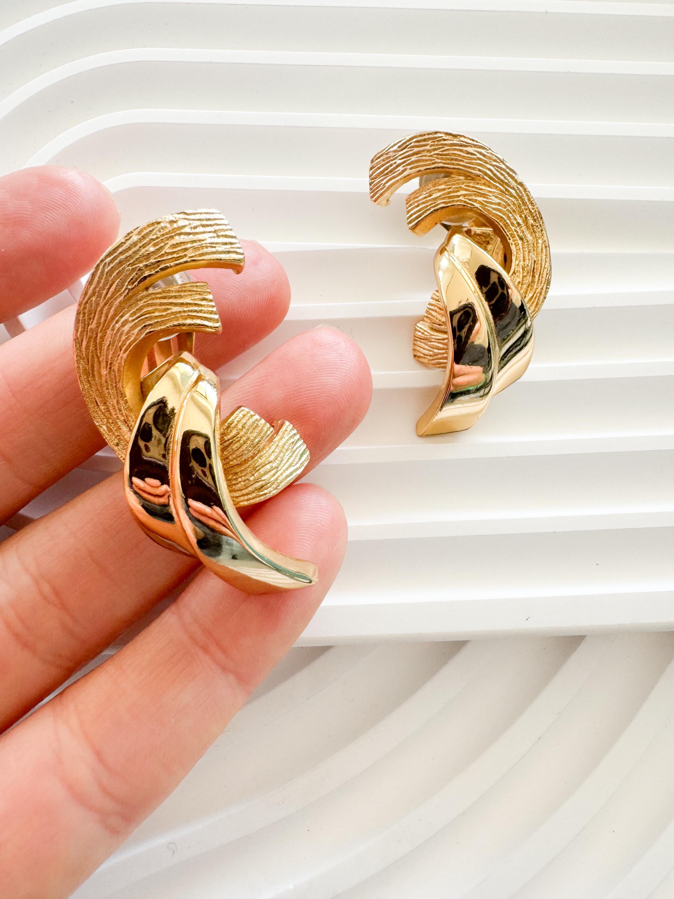 Christian Dior Earrings, Vintage Earrings Dior, Iconic Bee Earrings Gold Tone, Vintage earrings leaf , Bridal earrings, Jewelry for Women