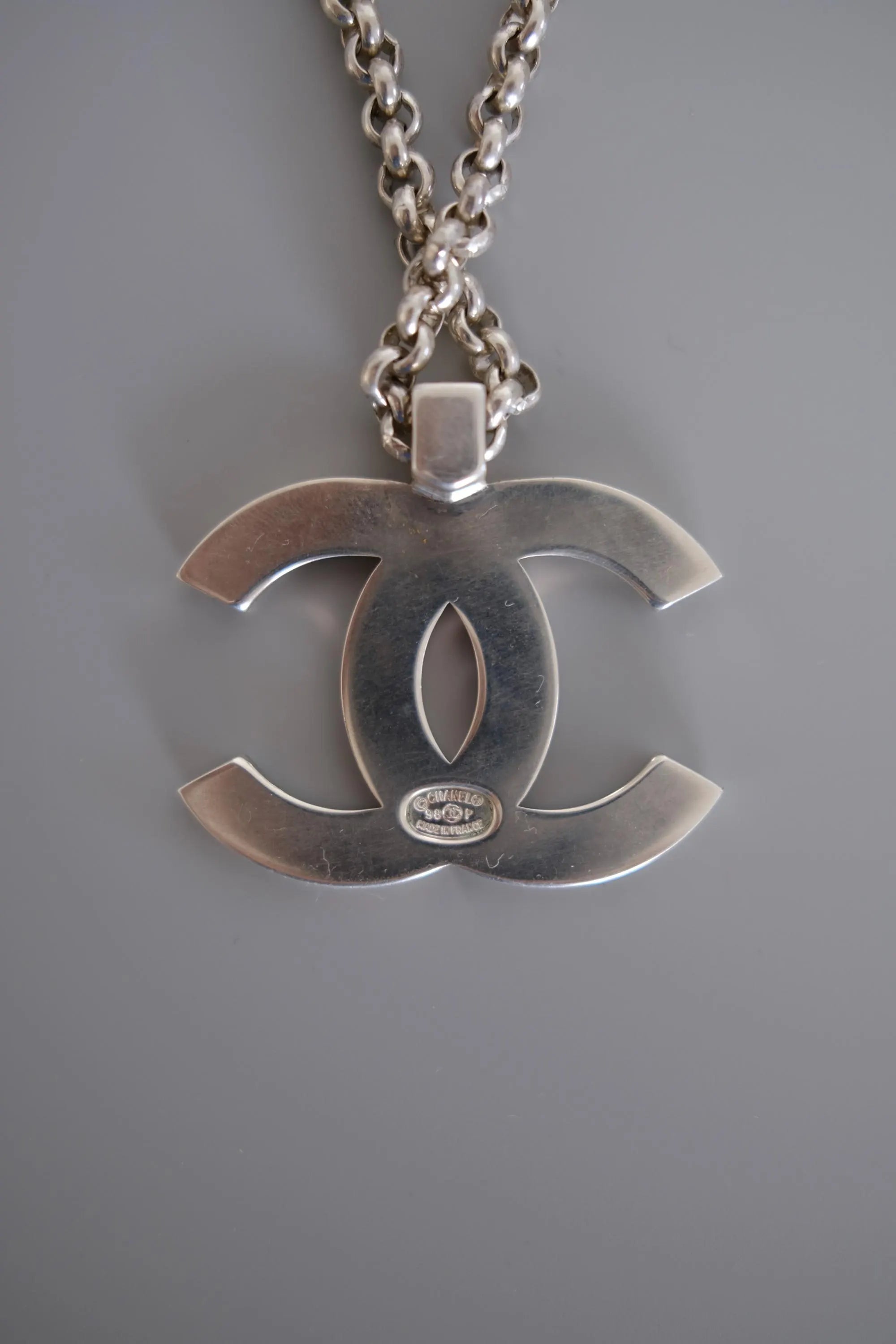 CHANEL 1998 98P vintage silver-tone CC pendant necklace reverse detail