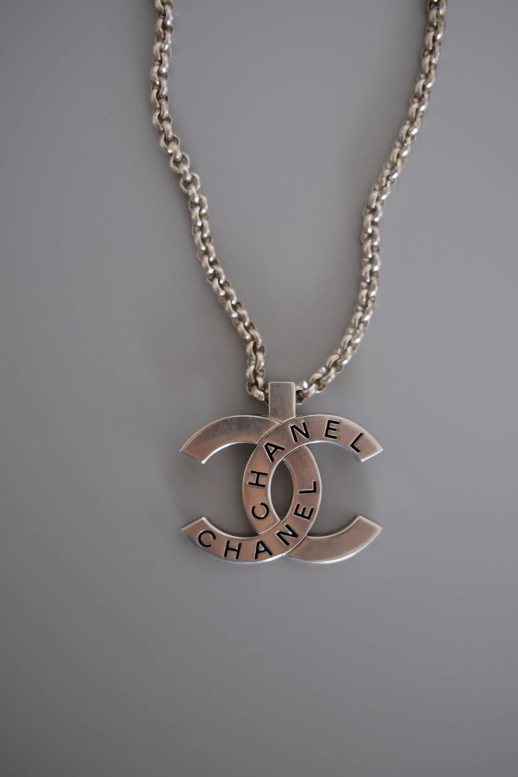 Vintage CHANEL 1998 silver-tone CC logo necklace condition and metal details