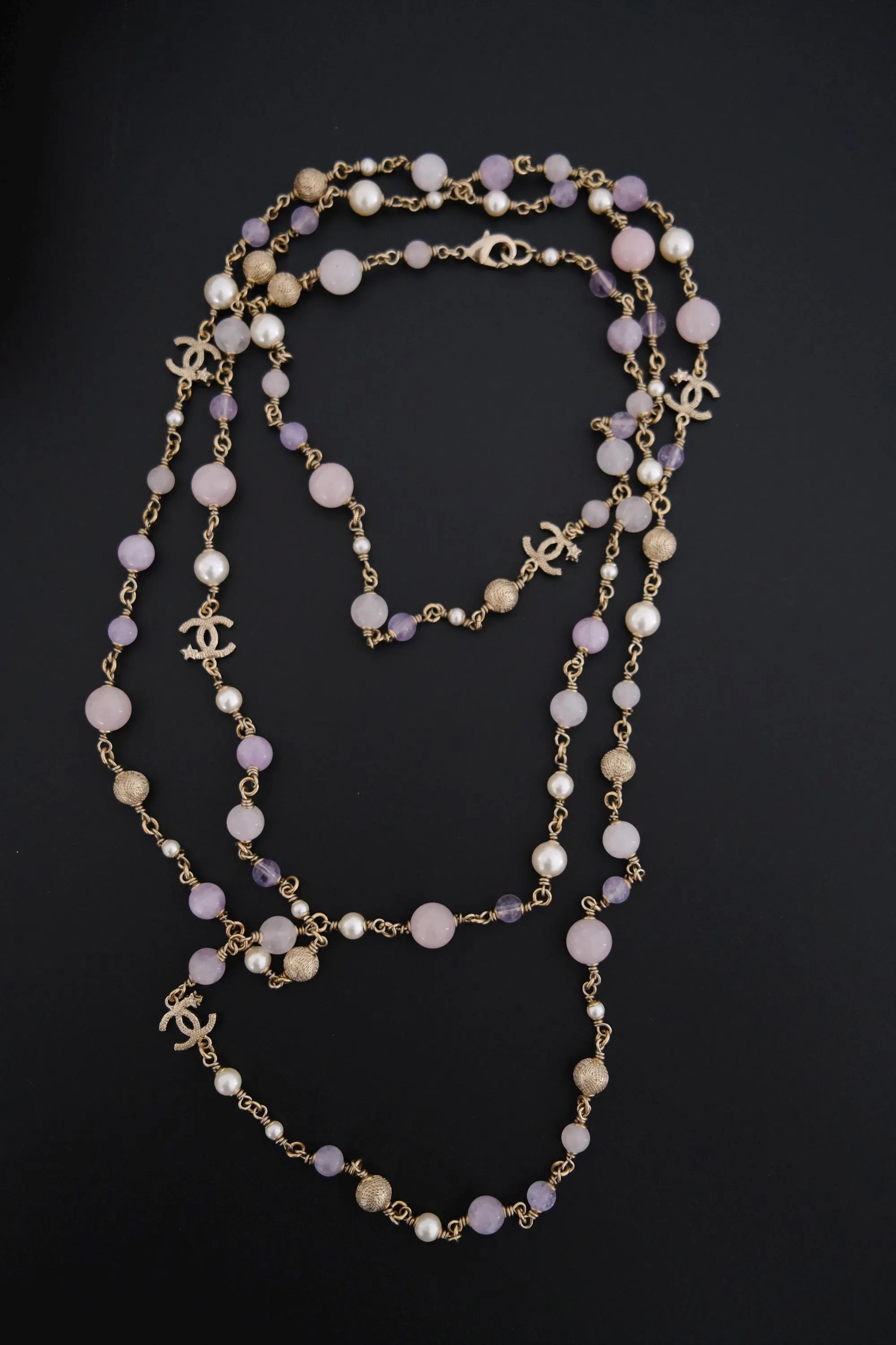 Vintage CHANEL long sautoir necklace with lavender purple Gripoix glass beads, faux pearls and five gold-tone CC charms