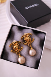 Vintage Chanel Earrings, Gold Tone Earrings, Made in France, Chanel CC Logo, Vintage Earrings, Clip on Earrings, Vintage Jewelry Gold