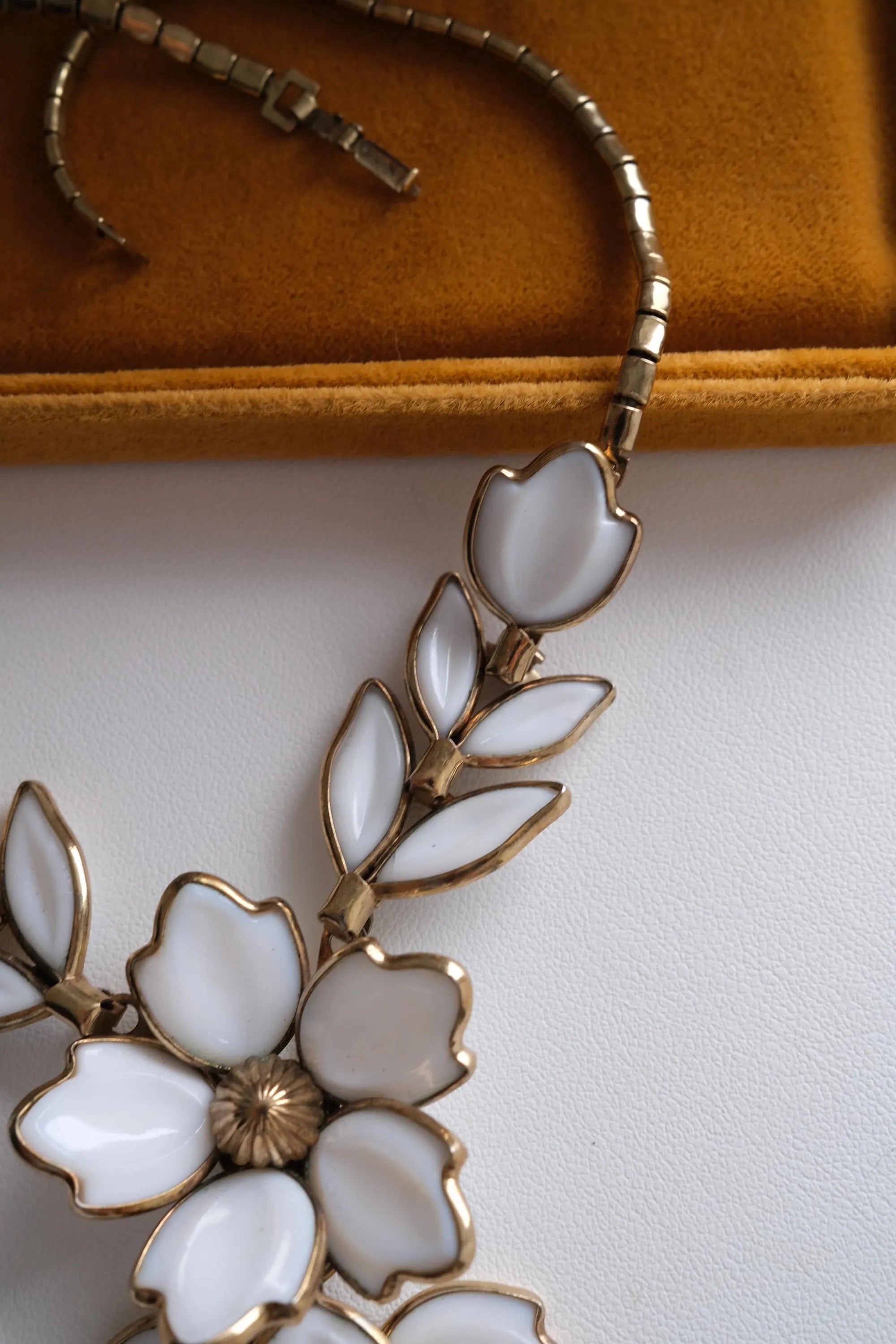 Vintage Crown Trifari necklace Milk glass parure choker 1960s Floral Charm