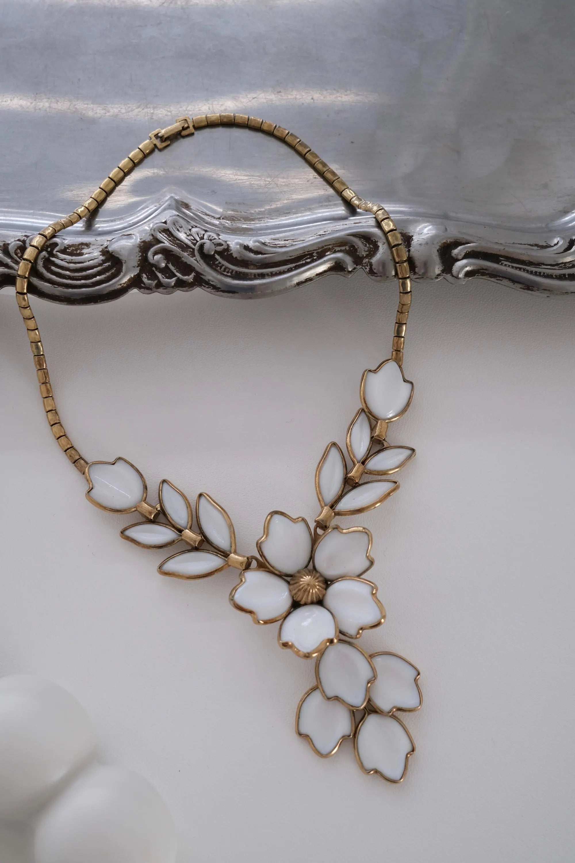 Vintage Crown Trifari necklace Milk glass parure choker 1960s Floral Charm