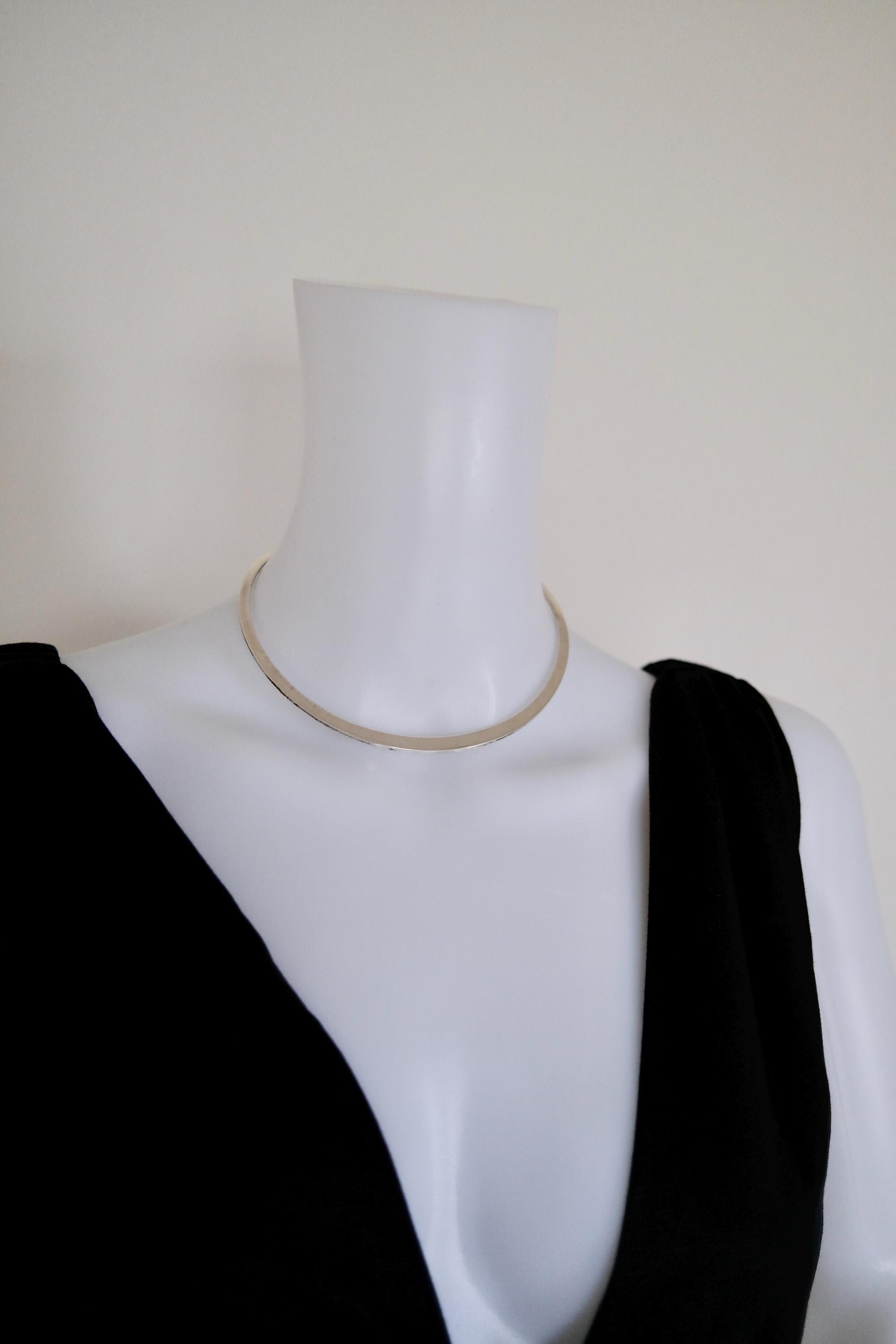 Vintage GUCCI 925 sterling silver rigid open collar choker necklace, signed GUCCI Made in Italy