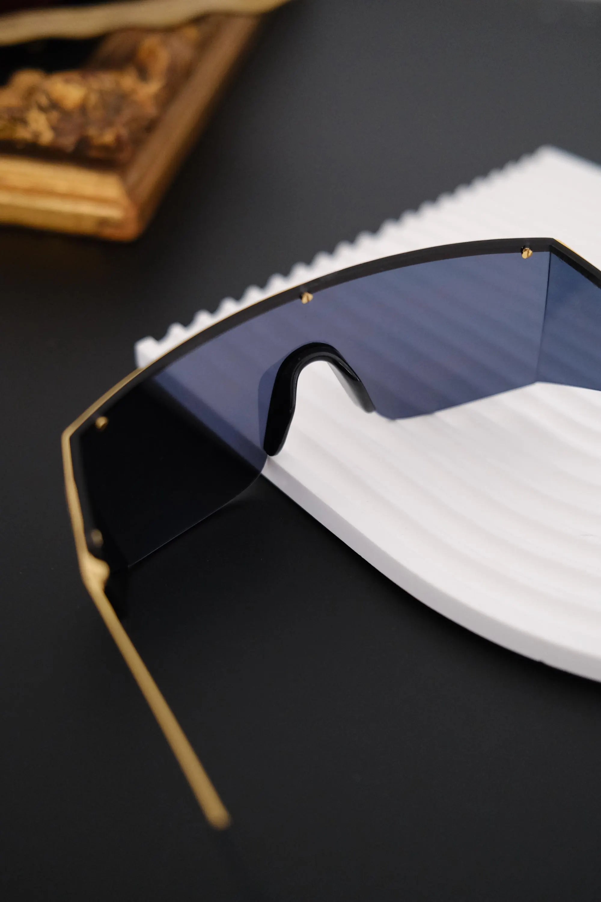 Detailed view of dark blue panoramic shield lens on vintage Gianni Versace MOD 790 sunglasses