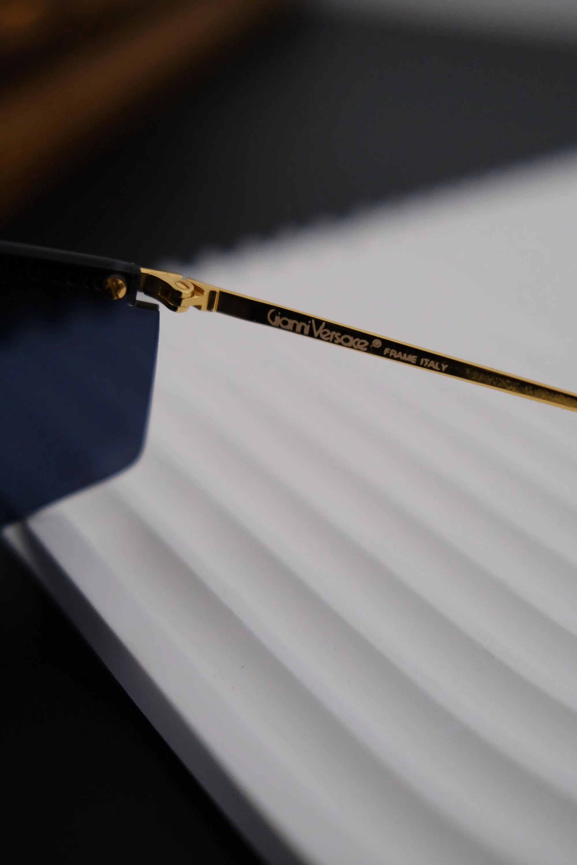 Detailed view of dark blue panoramic shield lens on vintage Gianni Versace MOD 790 sunglasses