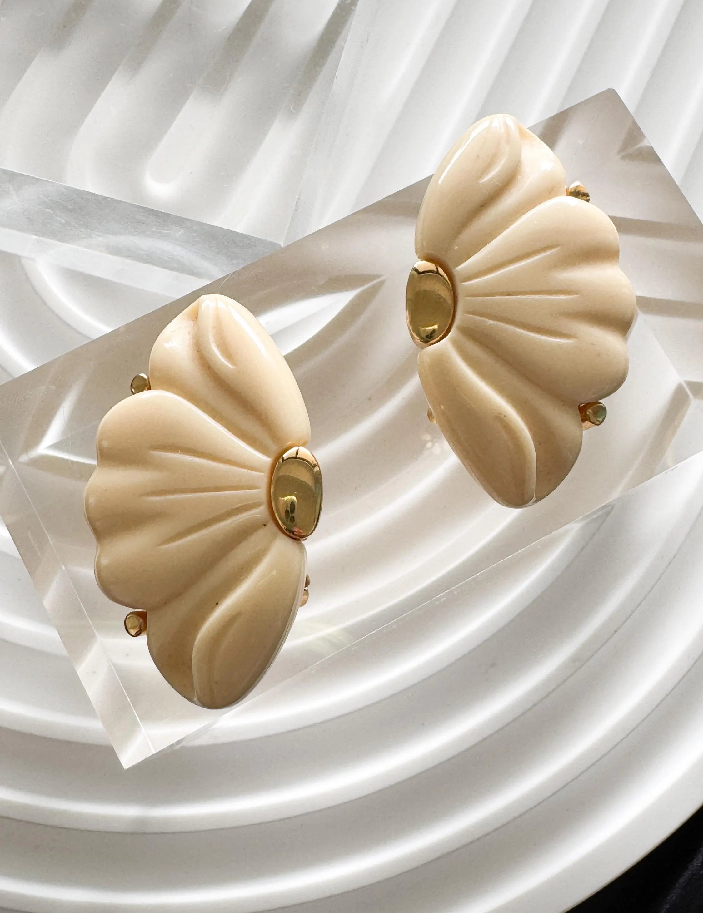 Vintage Givenchy Flower Clip-On Earrings, 1970s Cream Resin & Gold Tone, Women Jewelry, Vintage Earrings, Earrings Clip On, Gift for her