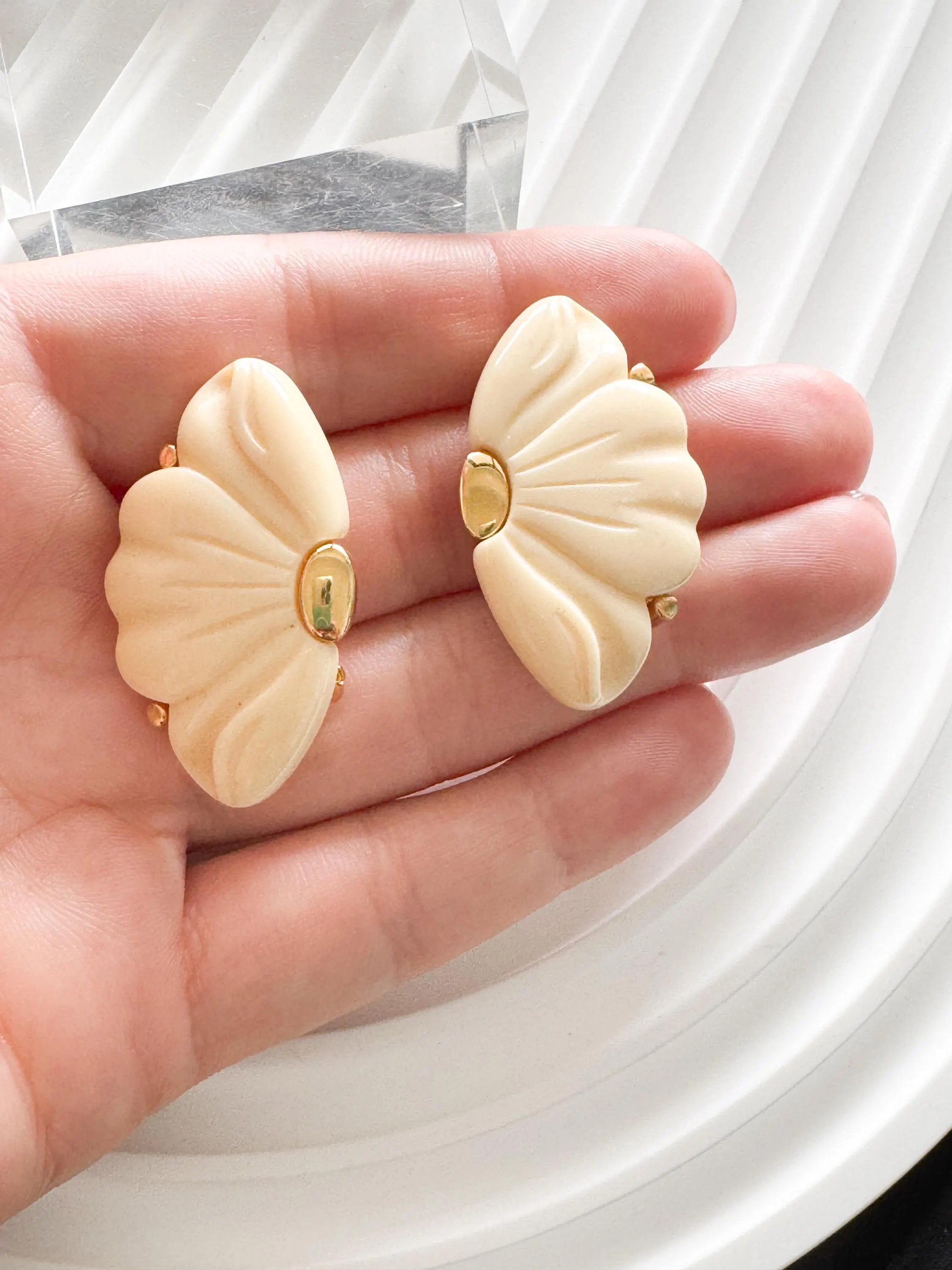 Vintage Givenchy Flower Clip-On Earrings, 1970s Cream Resin & Gold Tone, Women Jewelry, Vintage Earrings, Earrings Clip On, Gift for her