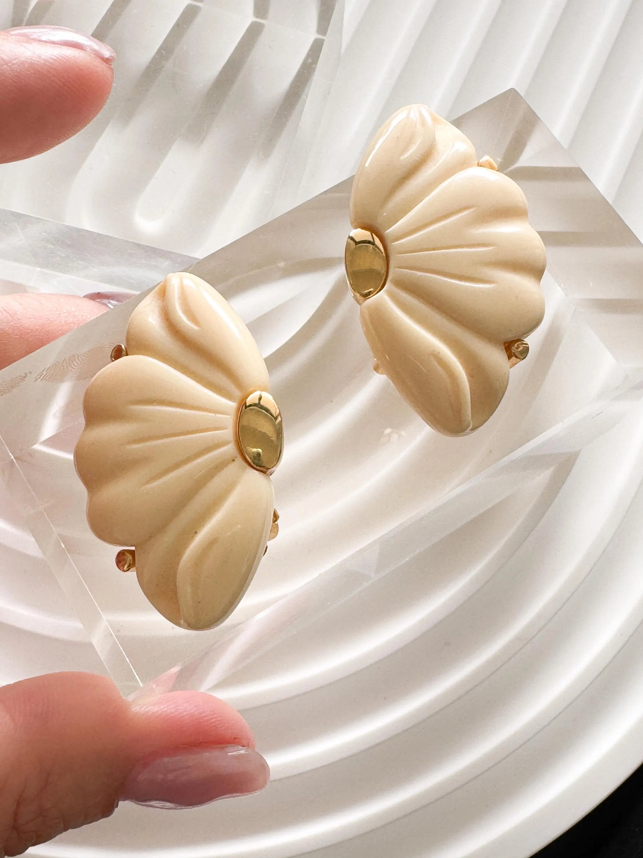 Vintage Givenchy Flower Clip-On Earrings, 1970s Cream Resin & Gold Tone, Women Jewelry, Vintage Earrings, Earrings Clip On, Gift for her