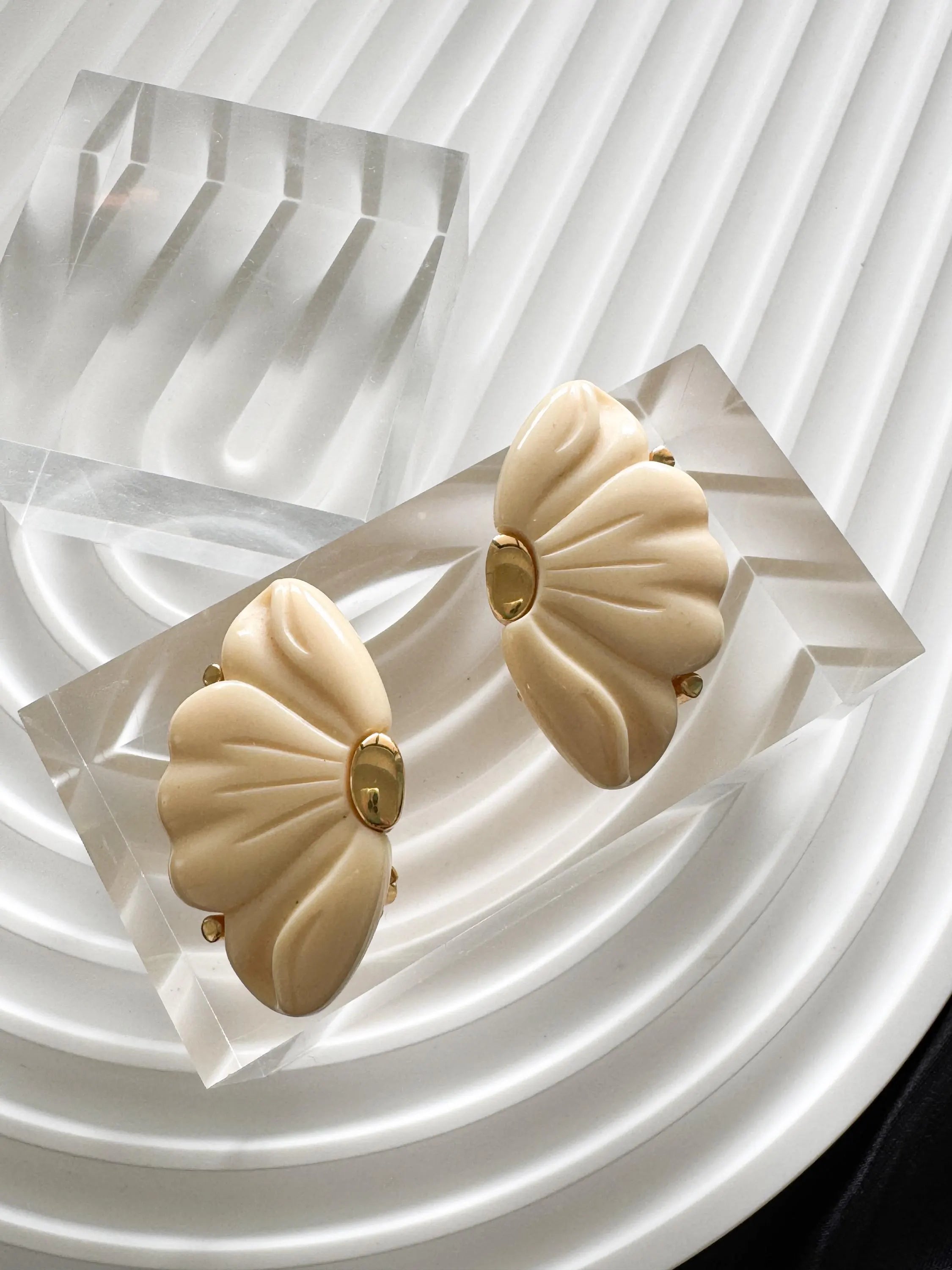 Vintage Givenchy Flower Clip-On Earrings, 1970s Cream Resin & Gold Tone, Women Jewelry, Vintage Earrings, Earrings Clip On, Gift for her