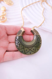 Vintage Givenchy Jade Green Pendant Necklace - 1977 Gold-Tone Statement　Necklace Large, Jewelry for Women, Vintage Necklace Pendant