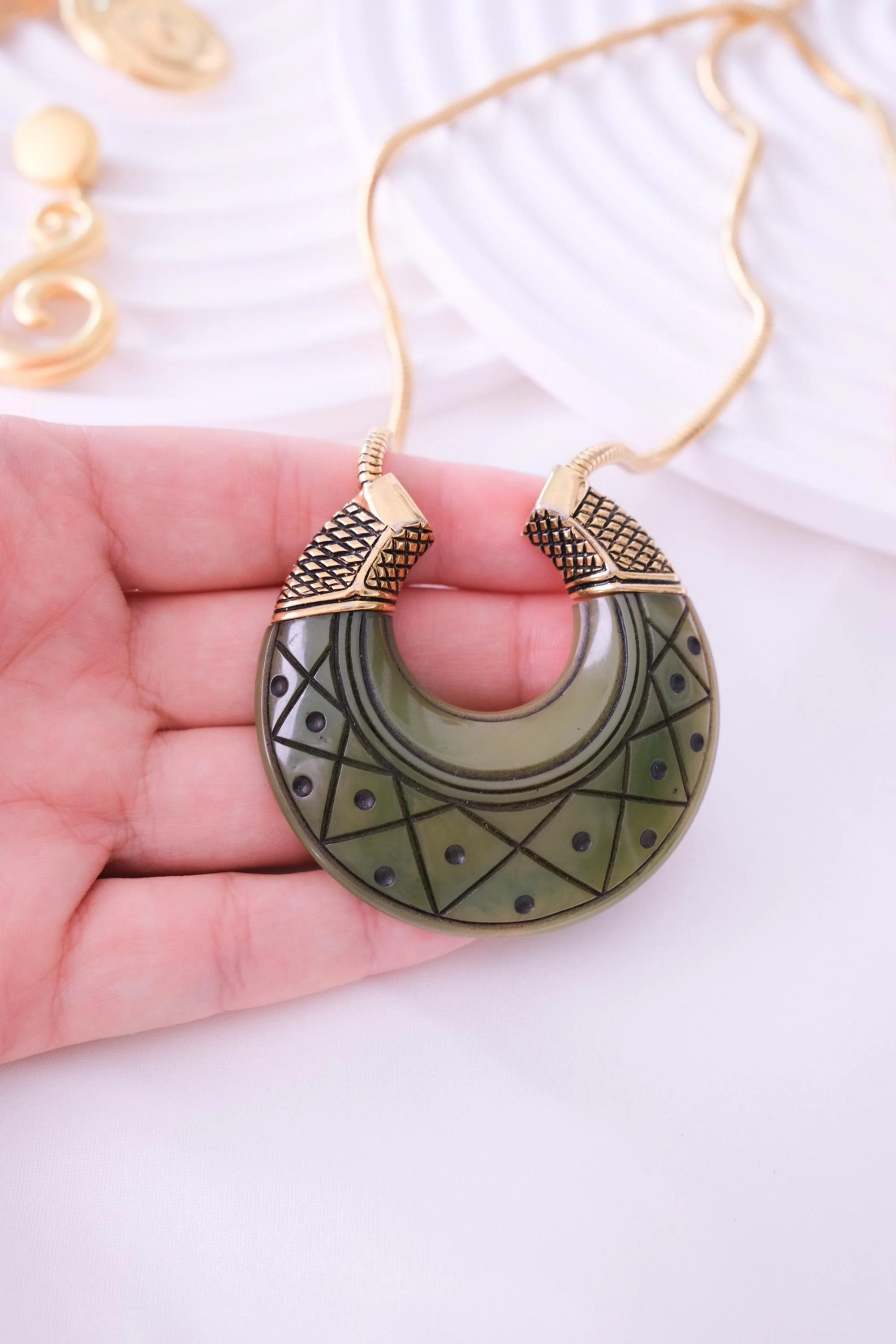 Vintage Givenchy Jade Green Pendant Necklace - 1977 Gold-Tone Statement　Necklace Large, Jewelry for Women, Vintage Necklace Pendant