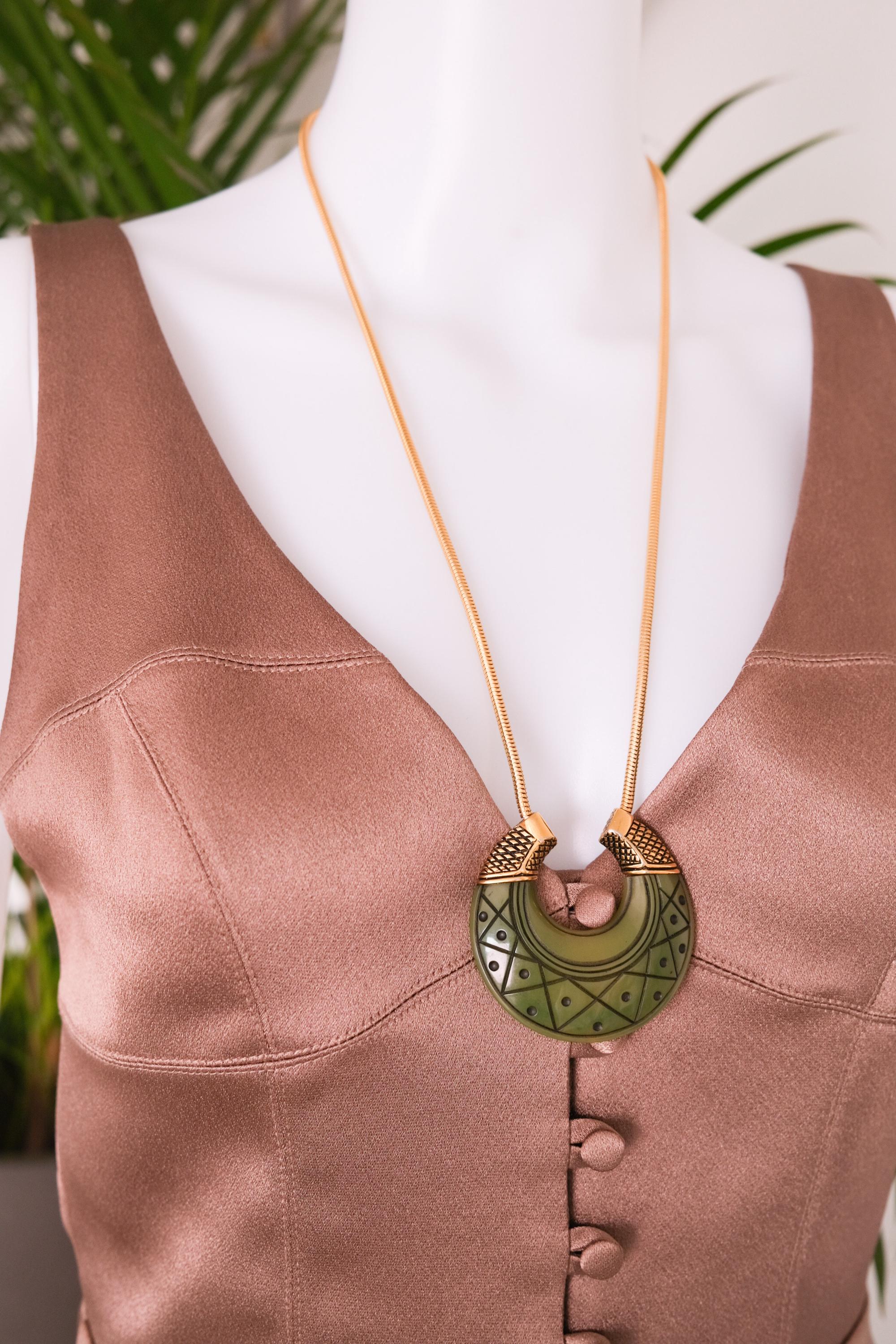 Vintage Givenchy Jade Green Pendant Necklace - 1977 Gold-Tone Statement　Necklace Large, Jewelry for Women, Vintage Necklace Pendant