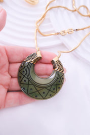 Vintage Givenchy Jade Green Pendant Necklace - 1977 Gold-Tone Statement　Necklace Large, Jewelry for Women, Vintage Necklace Pendant