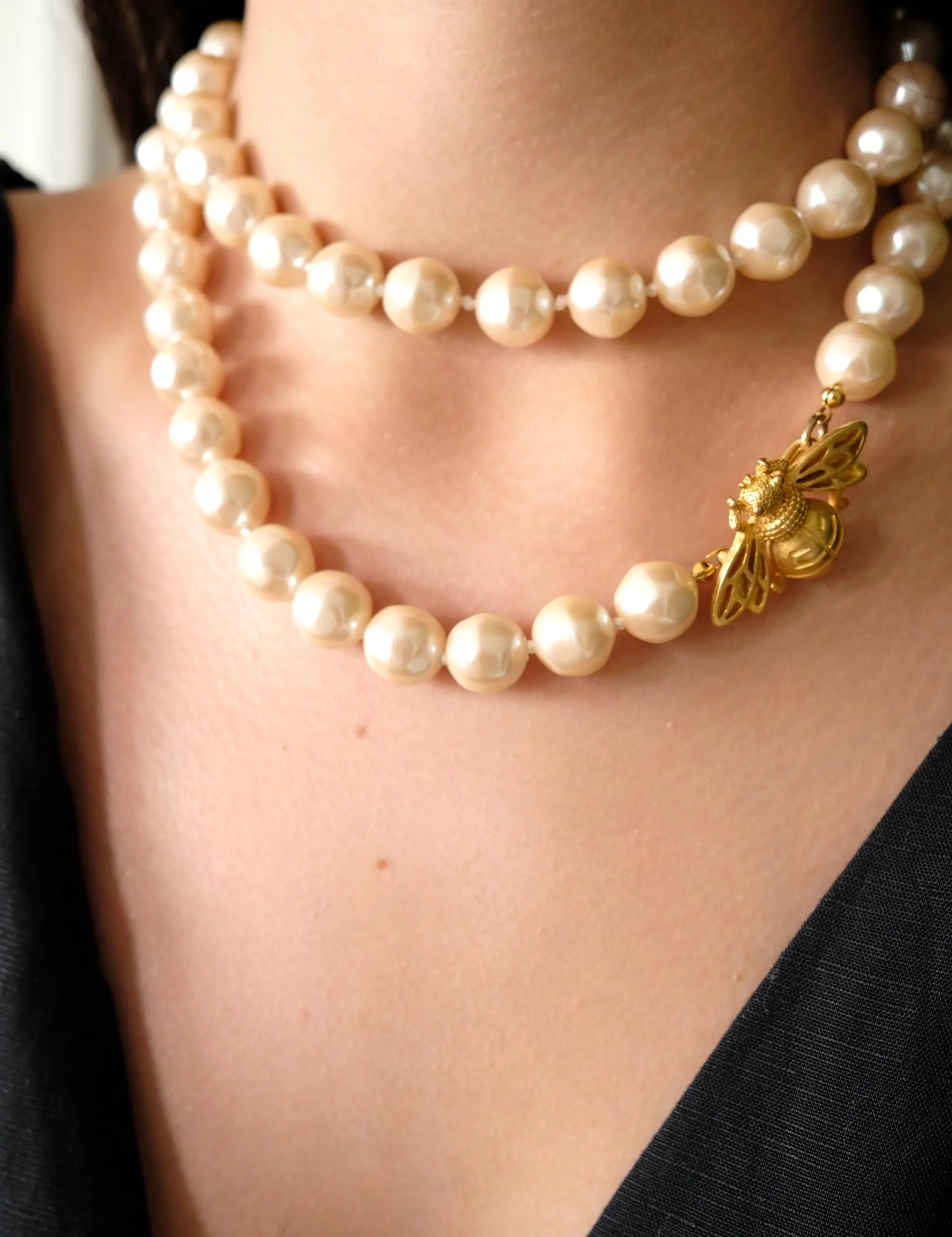 Vintage Givenchy Necklace, Charm Necklace Gold, Givenchy Charm Bee, Designer High End Jewelry ,80s Vintage, Choker necklace, Pearl Necklace