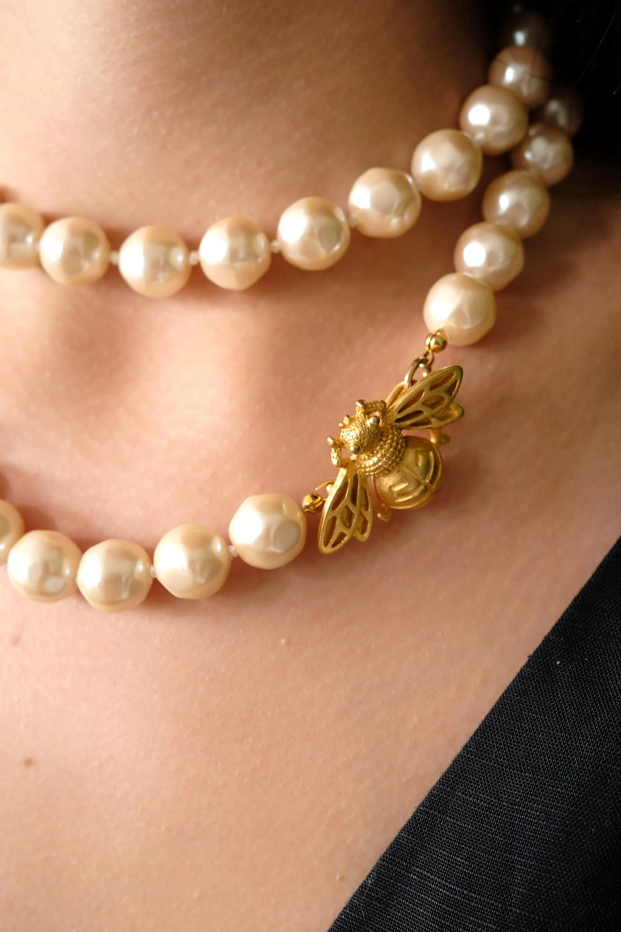 Vintage Givenchy Necklace, Charm Necklace Gold, Givenchy Charm Bee, Designer High End Jewelry ,80s Vintage, Choker necklace, Pearl Necklace
