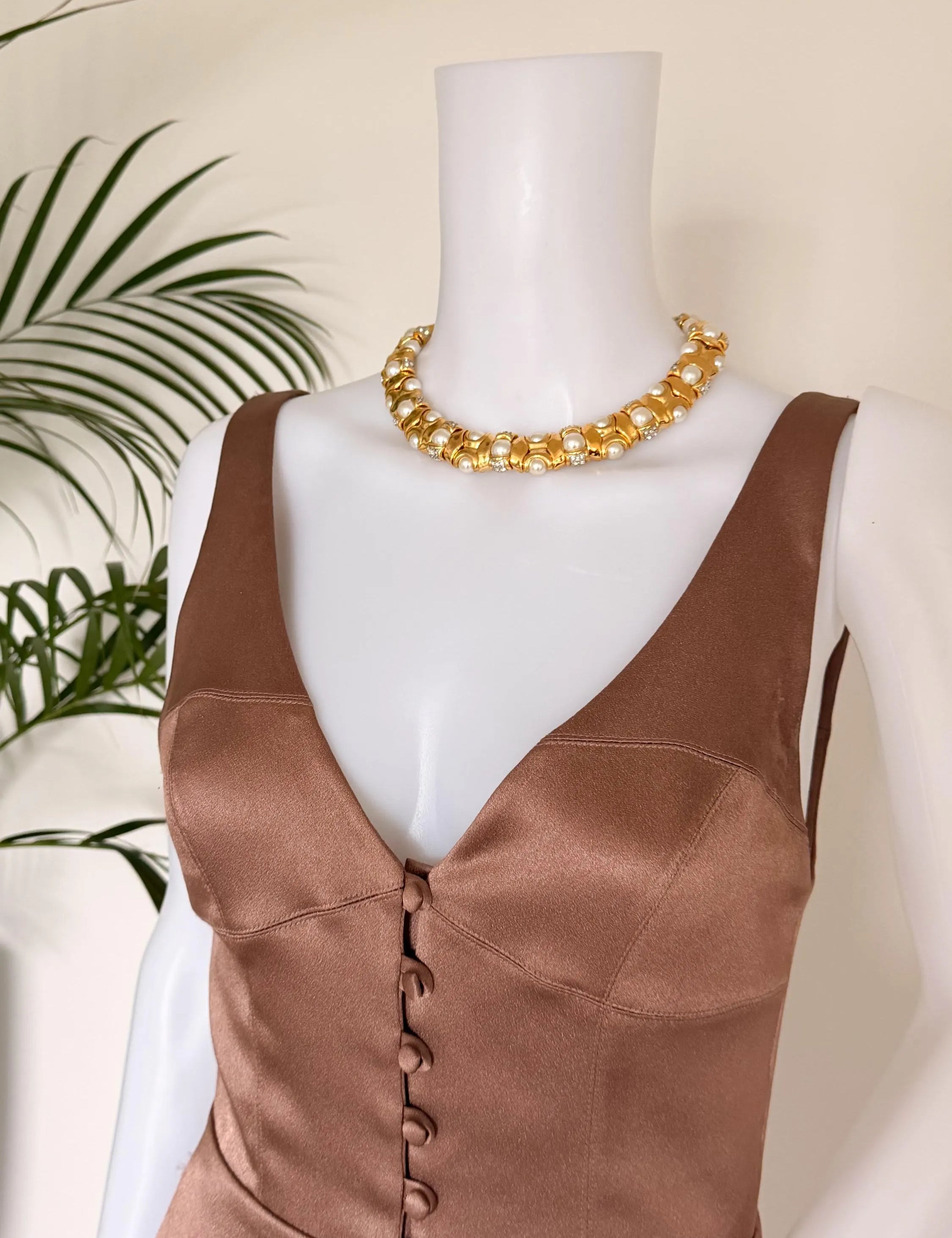 Gold choker necklace on neck elegant feminine style refined luxury look