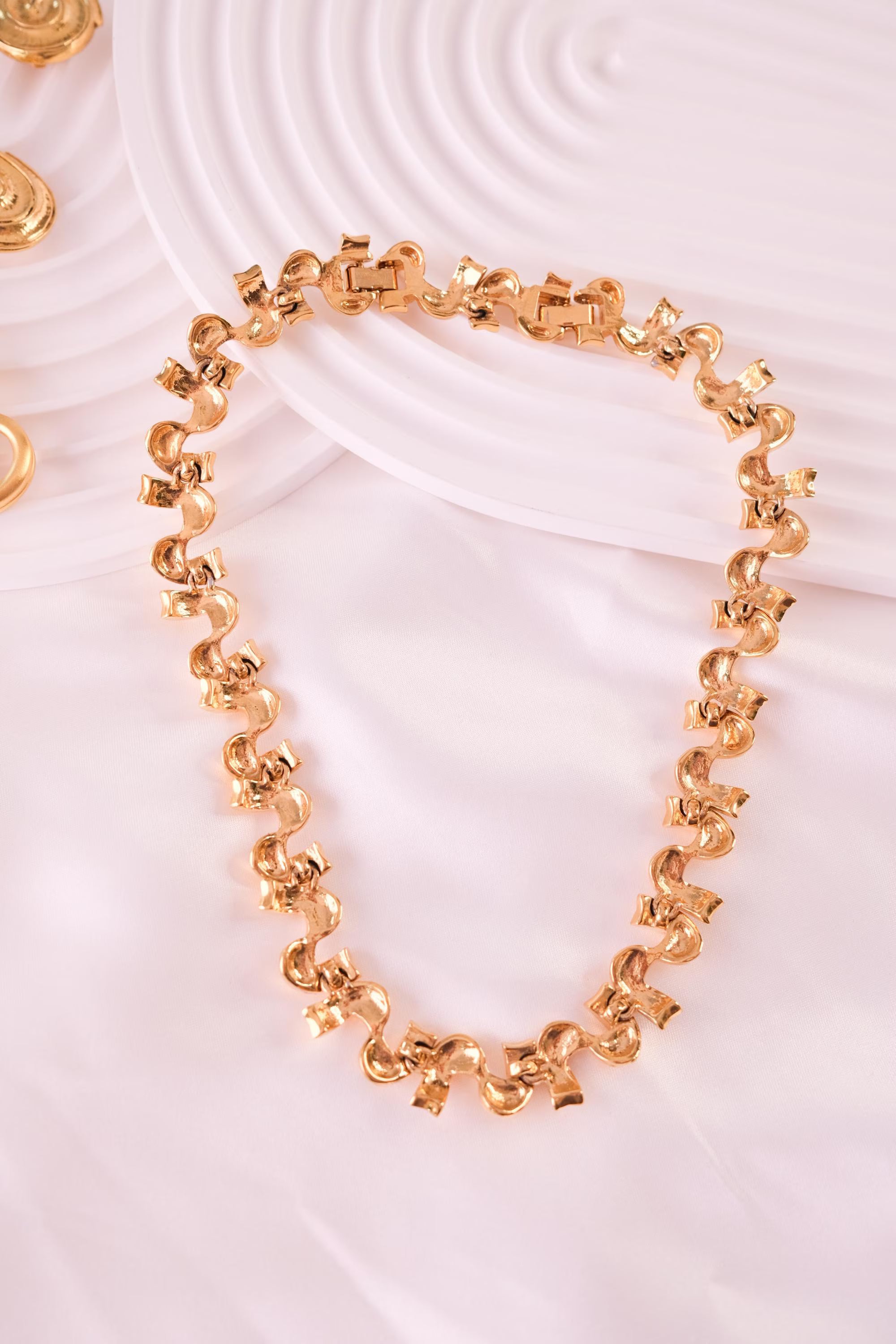 Vintage Gold Tone Choker Necklace Charm Excellent vintage condition