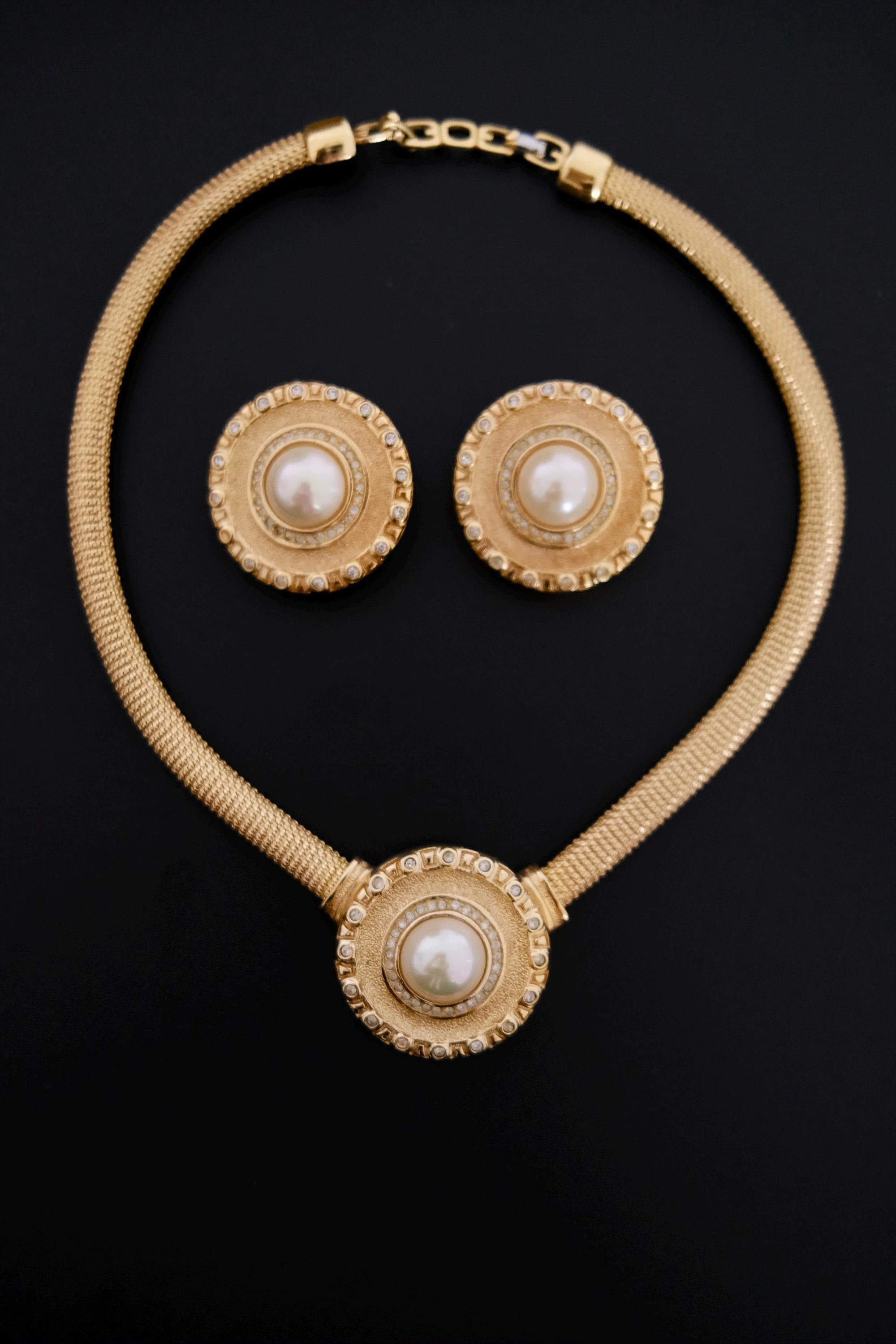 Vintage Grosse 1990 CHC gold-plated necklace and clip-on earrings set with faux pearls and rhinestones