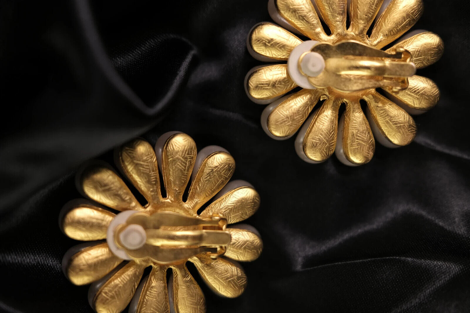 Flower Earrings Pearl, Givenchy Vintage Earrings, Gold Daisy Earrings, Gift For Her, Dainty Earrings , White Flower Statement EarringsVintage Givenchy Earrings, Givenchy Daisy Earrings, Givenchy pearl earrings  Gift For Her, Dainty Earrings, White Flower Bridal Earrings