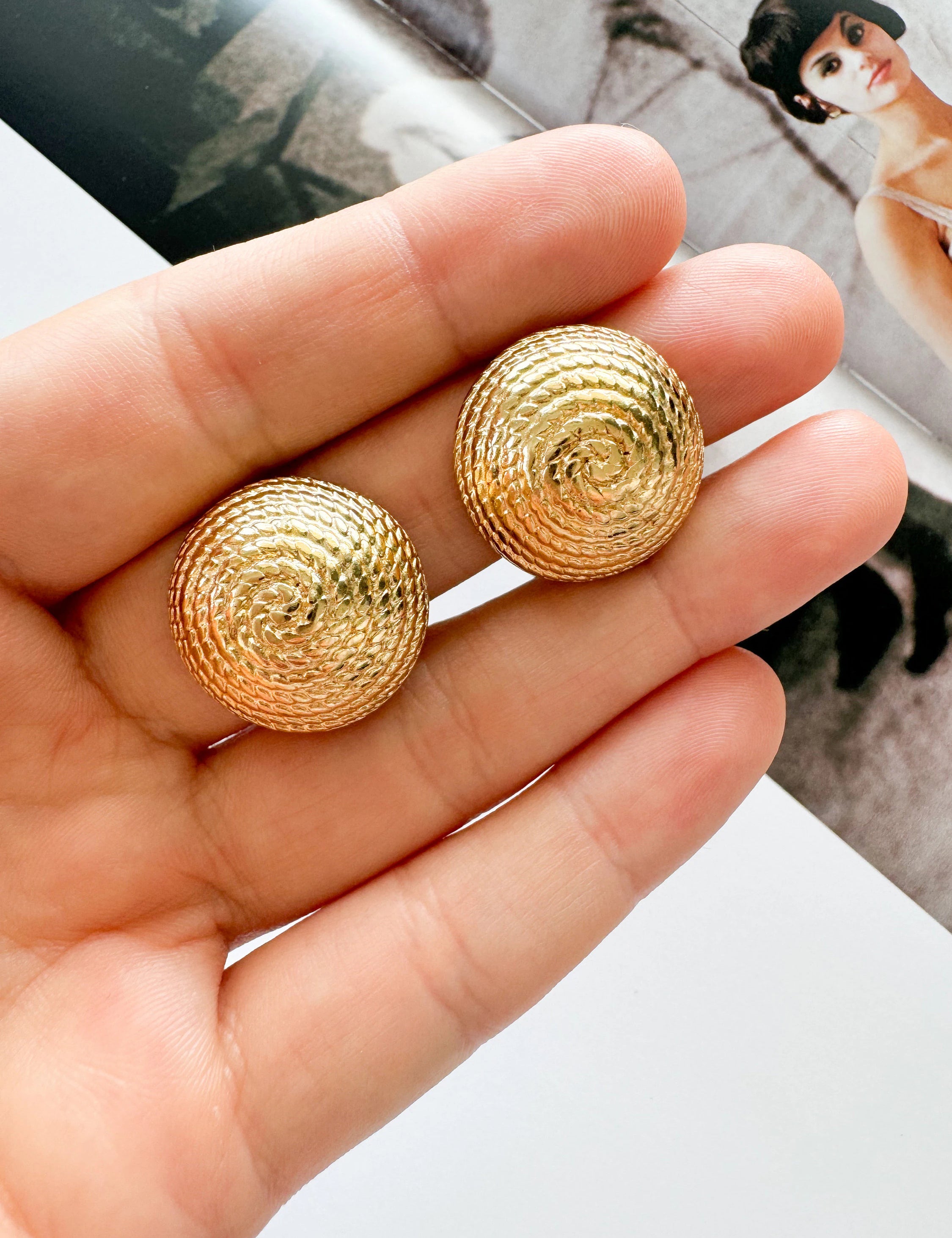 Vintage Givenchy large  Earrings, Gold Tone Earrings Shell, Clip on Earrings, Knot earrings, Vintage Earrings, Jewelry Earrings