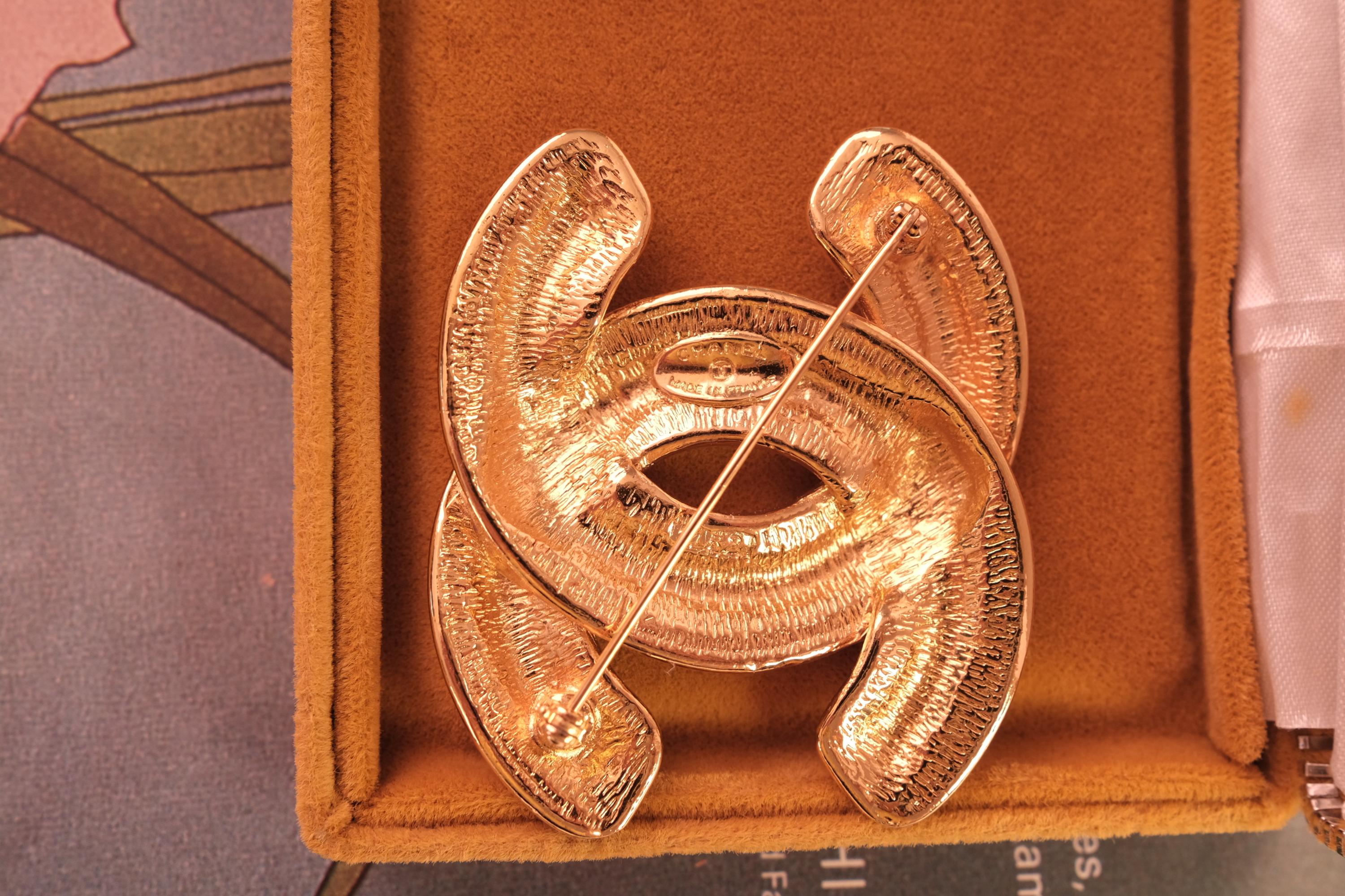Vintage Chanel gold quilted CC brooch, elegant and timeless French designer piece