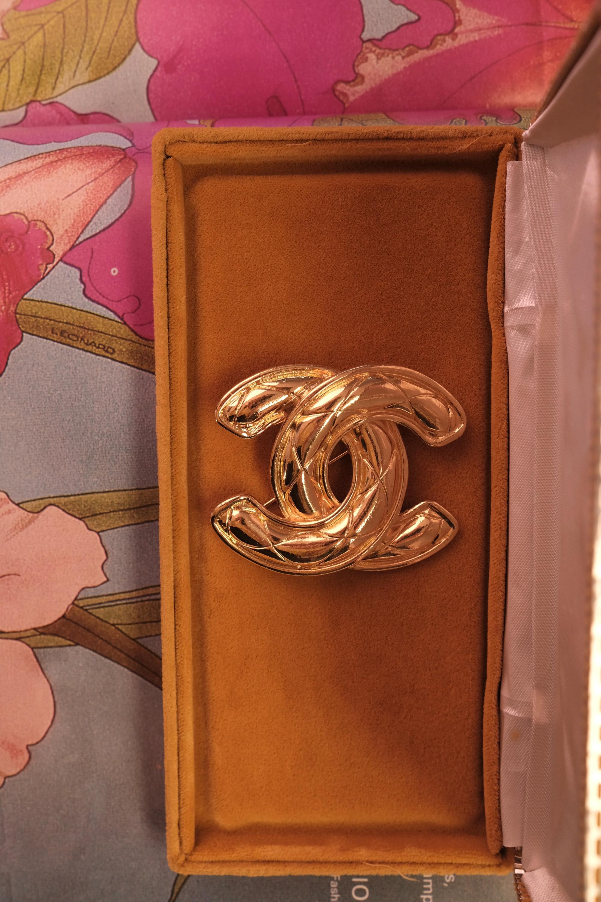 Vintage Chanel gold quilted CC brooch, elegant and timeless French designer piece