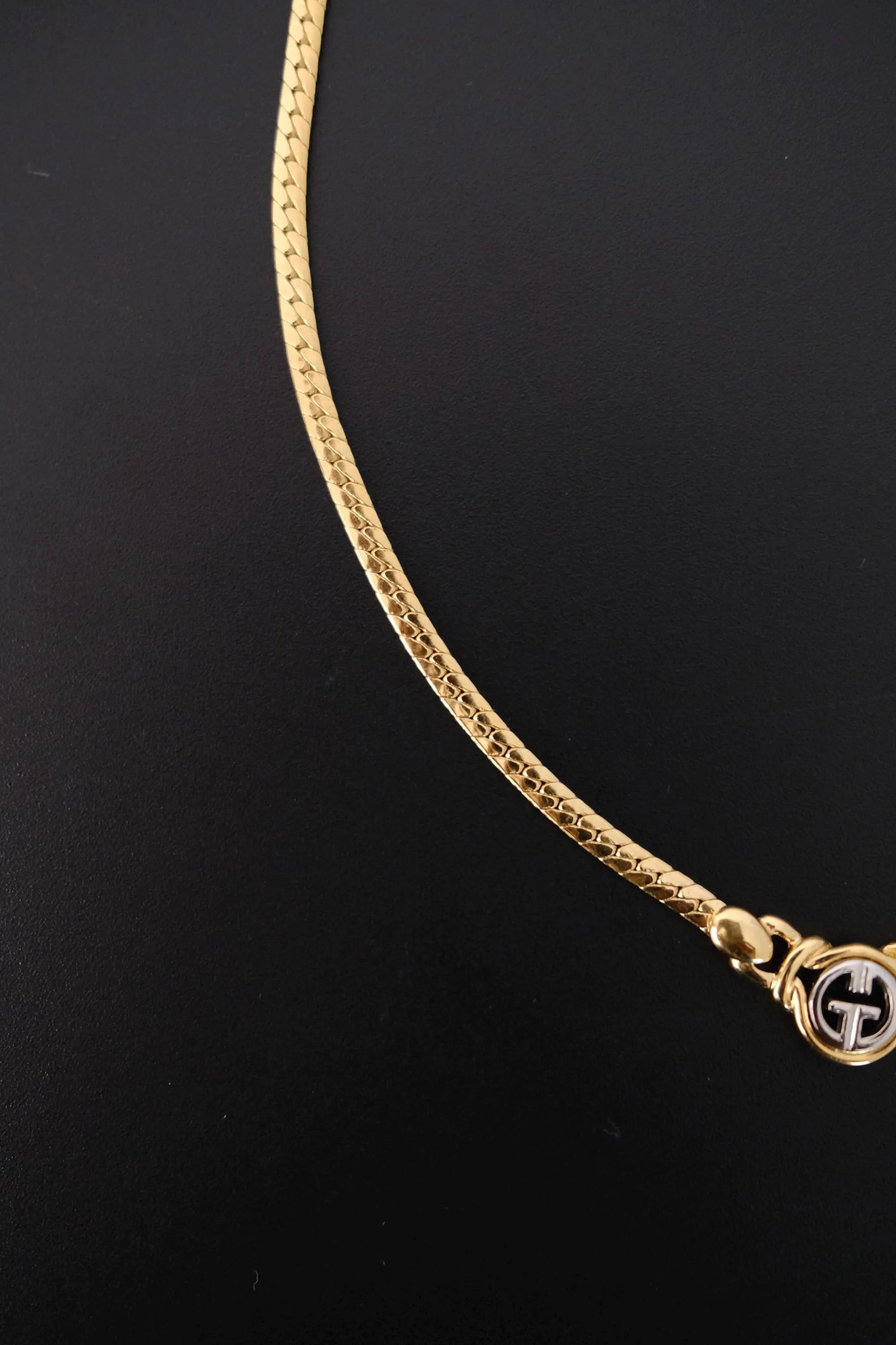Vintage Givenchy shiny gold-tone chain necklace detail