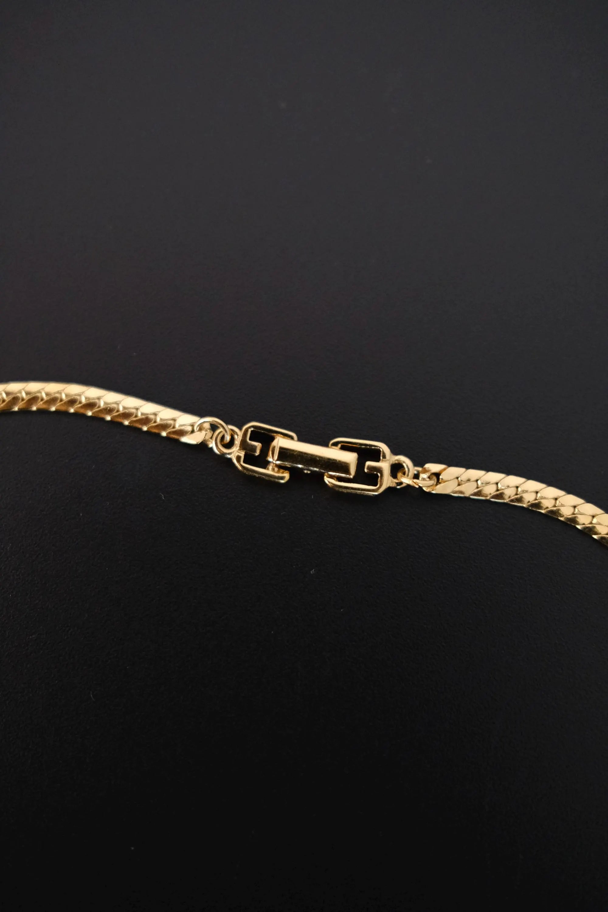 Vintage Givenchy gold-tone choker clip closure detail