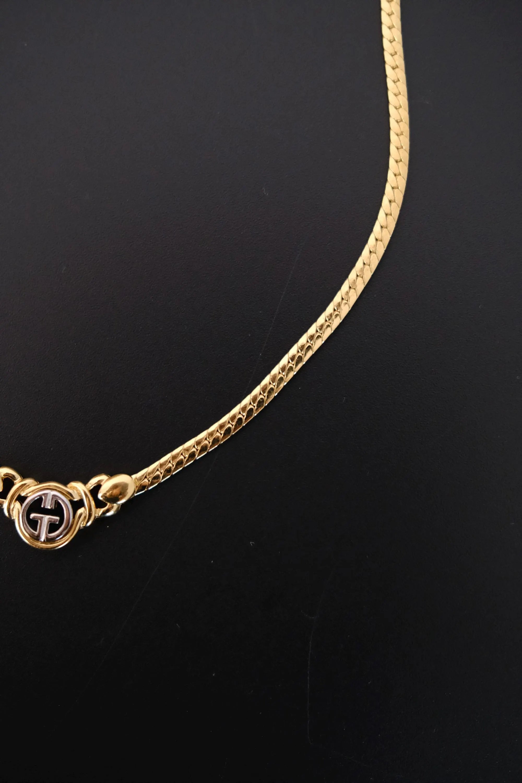 Vintage Givenchy shiny gold-tone chain necklace detail
