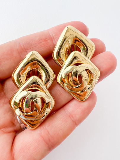 【SOLD OUT】 Chanel Vintage Gold Tone Earrings Made in France Chanel CC Logo