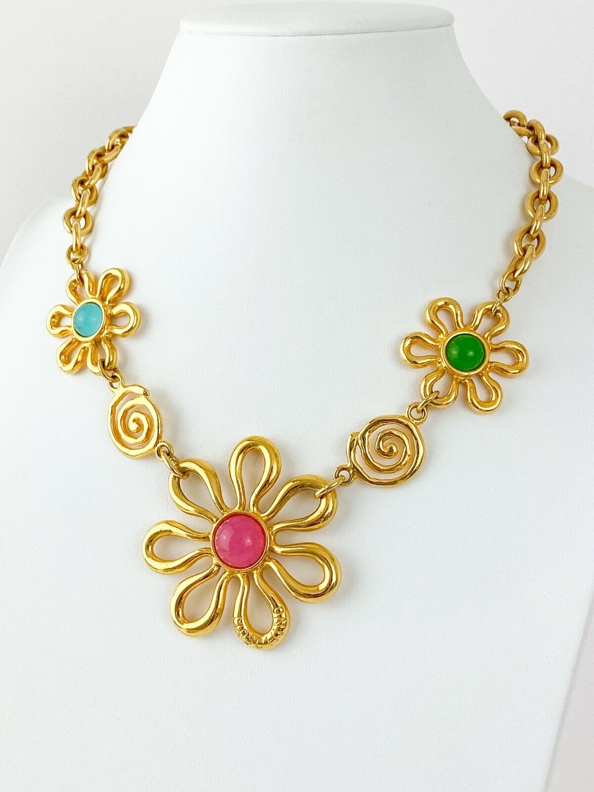 【SOLD OUT】Moschino Bijoux Vintage Gold Tone Necklace Openwork Flower Cabochon