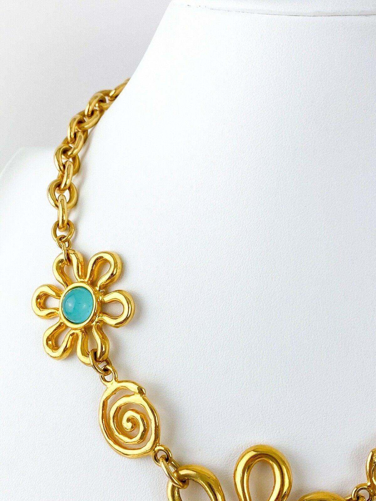 【SOLD OUT】Moschino Bijoux Vintage Gold Tone Necklace Openwork Flower Cabochon