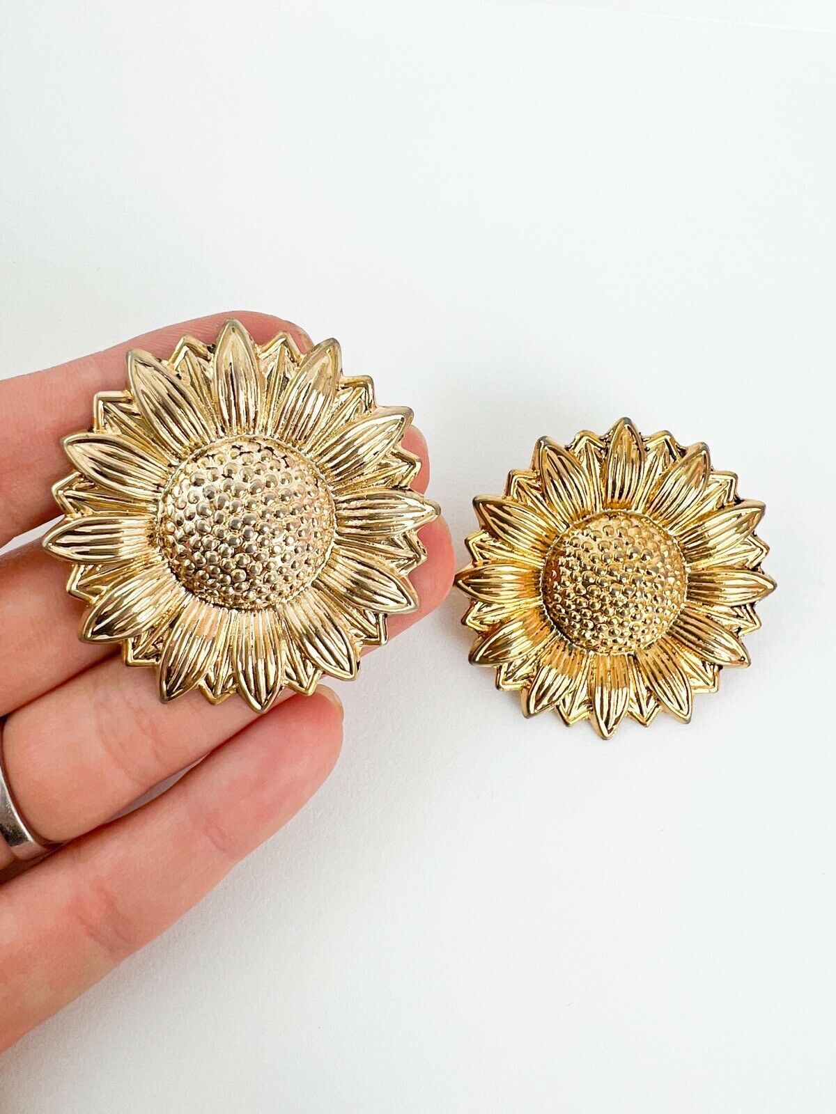 KENZO Paris Vintage Sunflower Clip-on Earrings Gold Tone Beautiful