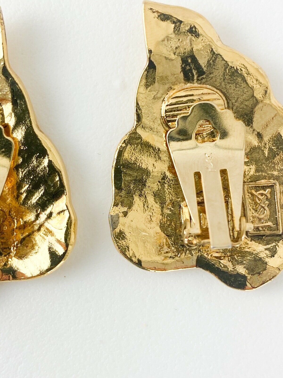 【SOLD OUT】YSL Yves Saint Laurent Vintage Gold Tone Leaf Earrings Stylish
