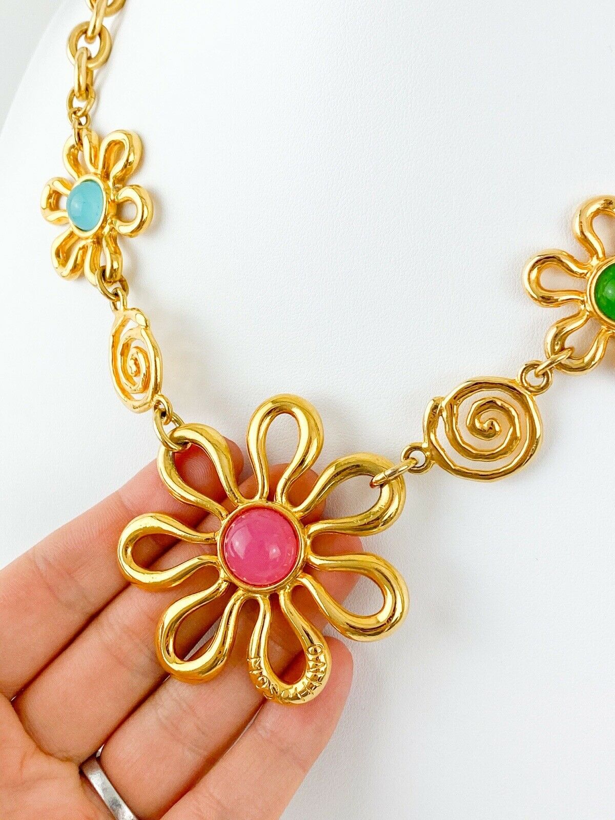 【SOLD OUT】Moschino Bijoux Vintage Gold Tone Necklace Openwork Flower Cabochon