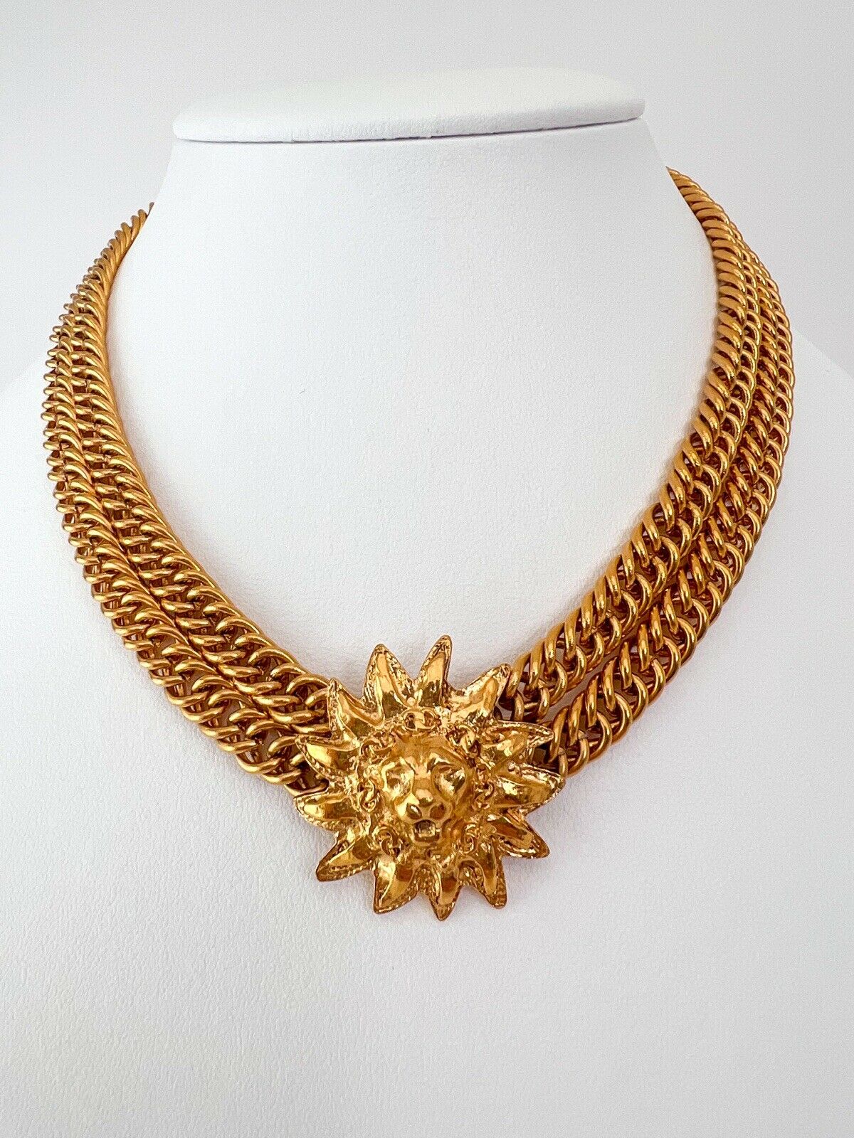 Chanel Vintage Necklace Gold