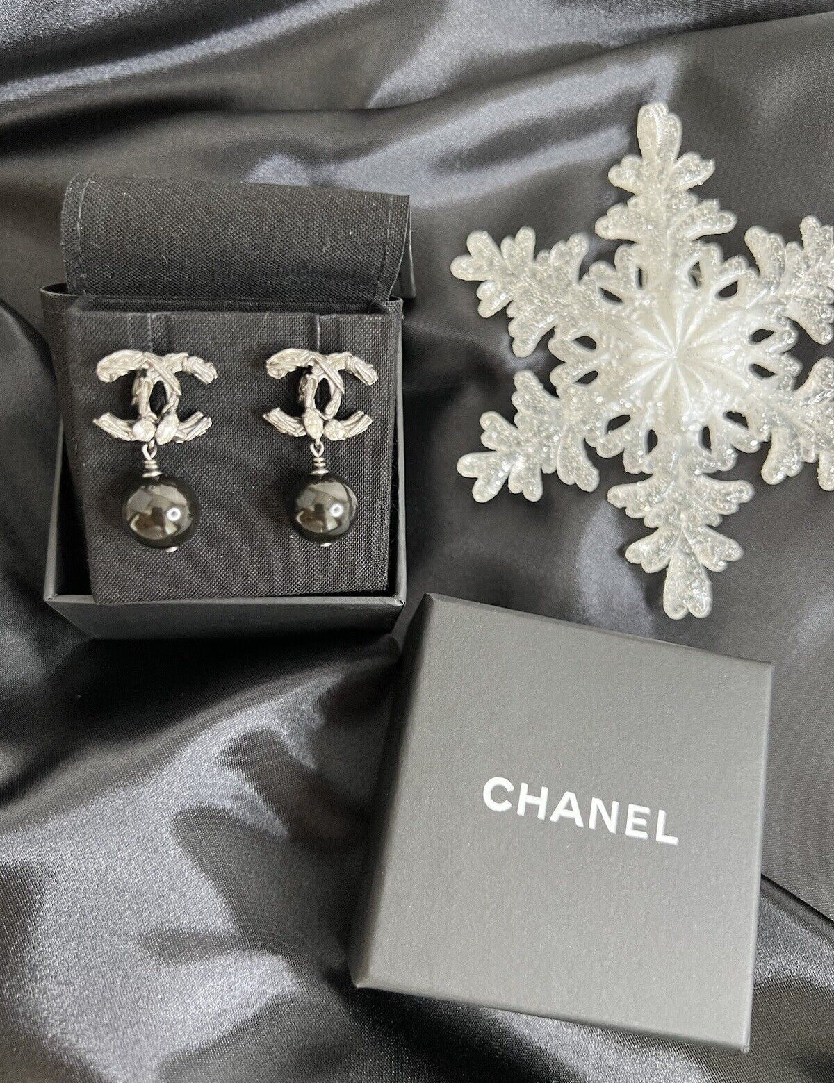 Chanel Dangle earrings CC logo Silver Tone Made in Italy Vintage 