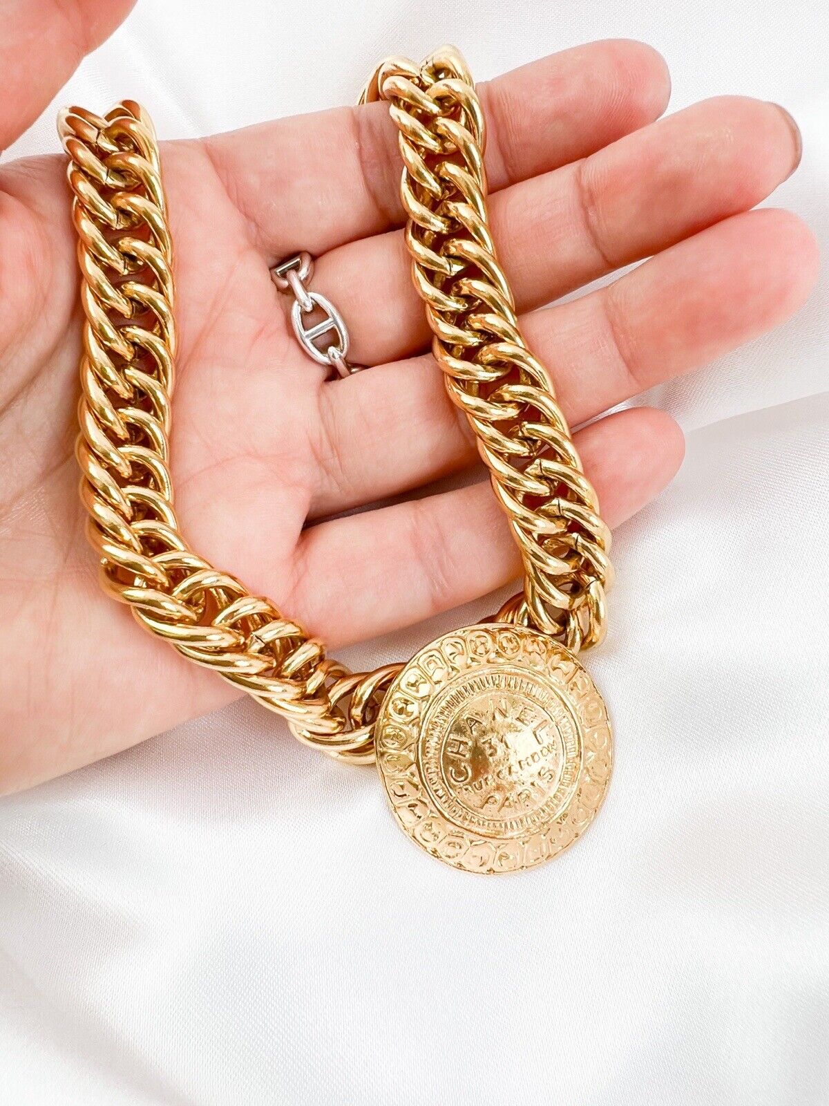 Vintage chanel 2025 choker necklace